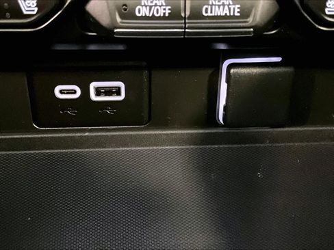 Used 2023 Chevrolet Suburban High Country image 27