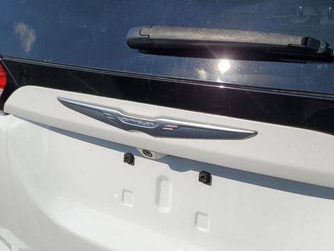 Used 2018 Chrysler Pacifica Touring-L Plus image 30