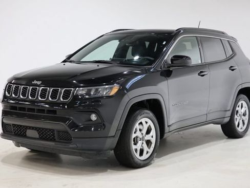 Used 2025 Jeep Compass Latitude w/ Sun & Sound Group AWD/4WD image 3