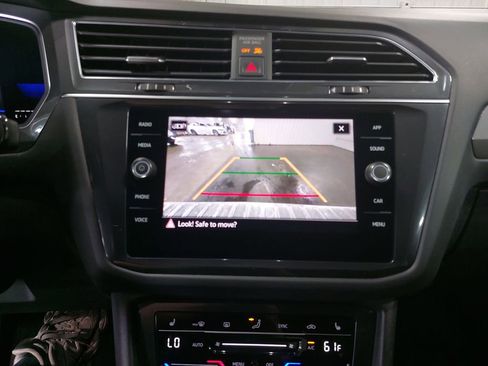Used 2022 Volkswagen Tiguan SE AWD/4WD image 24