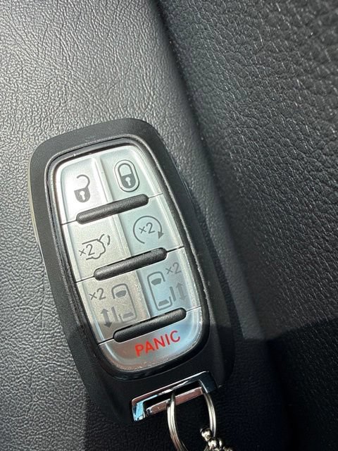 Used 2026 Chrysler Pacifica Limited FWD image 15