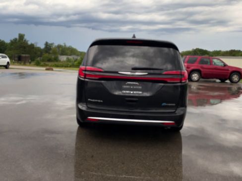 Used 2023 Chrysler Pacifica Limited w/ Uconnect Theater Family Group FWD image 6
