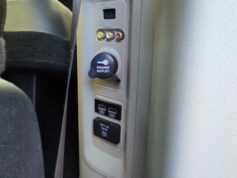 Used 2016 Dodge Grand Caravan SXT image 18