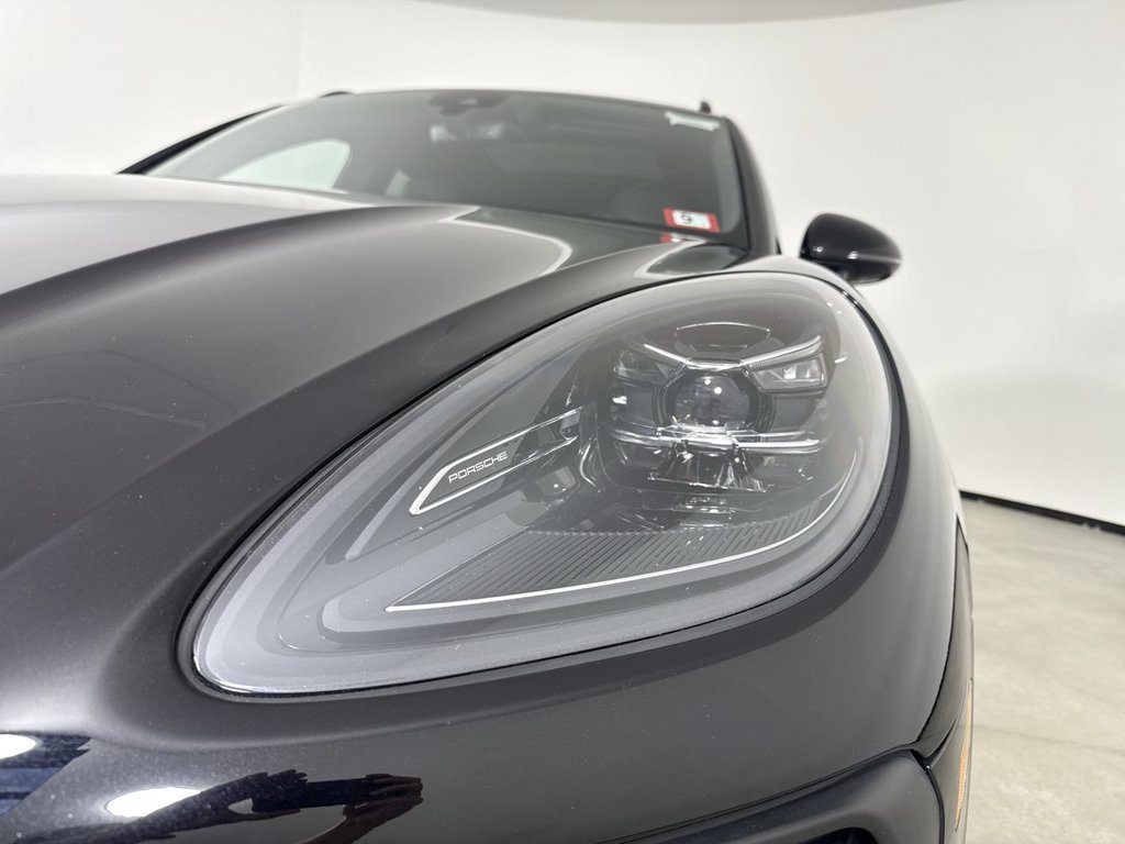 Certified 2023 Porsche Macan AWD/4WD image 11
