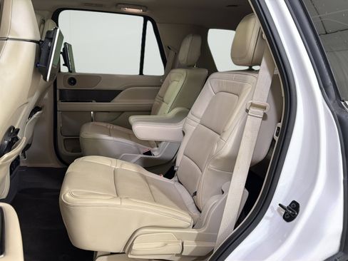 Used 2019 Lincoln Navigator Select w/ Cargo Package AWD/4WD image 32