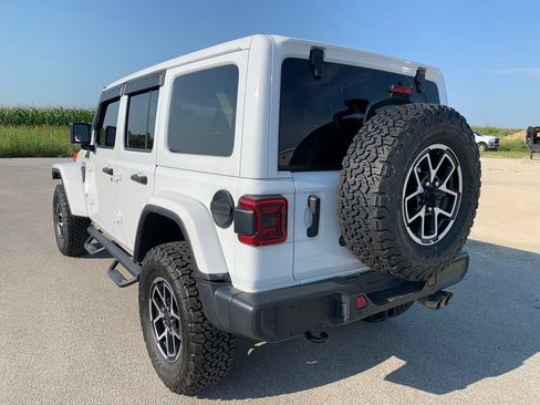 Used 2021 Jeep Wrangler Unlimited Sahara AWD/4WD image 5