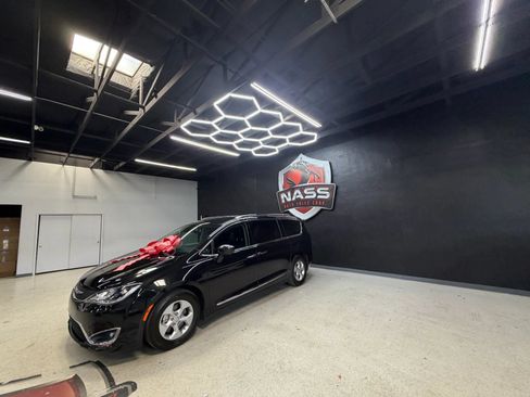Used 2017 Chrysler Pacifica Touring-L Plus w/ Advanced Safetytec Group FWD image 2