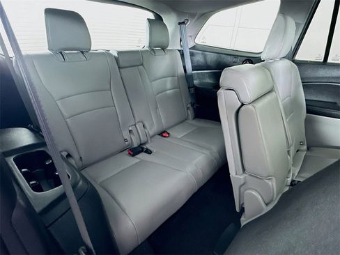 Used 2018 Honda Pilot Touring image 9