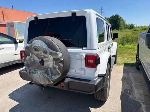 Used 2018 Jeep Wrangler Unlimited Sahara w/ Dual Top Group AWD/4WD image 9