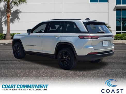 Used 2023 Jeep Grand Cherokee Altitude RWD image 9