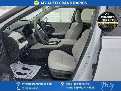 Used 2025 Mitsubishi Outlander SEL image 9