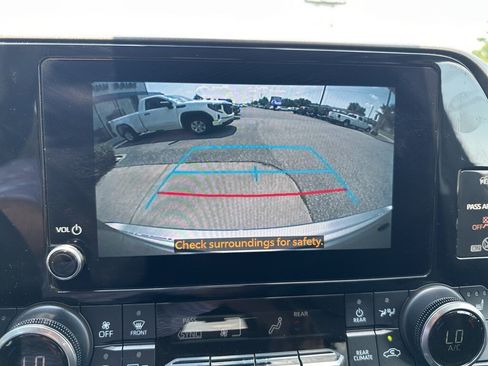 Used 2024 Toyota Highlander XLE image 28