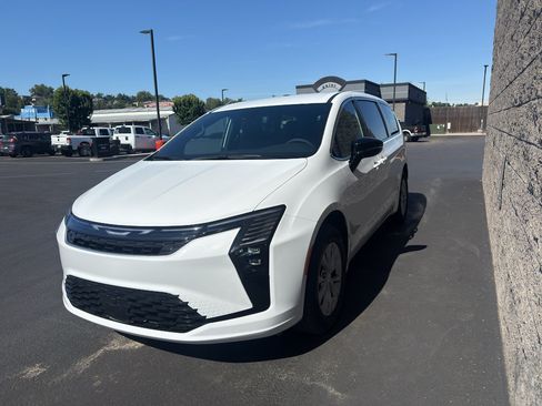 New 2027 Chrysler Pacifica Select AWD/4WD image 3