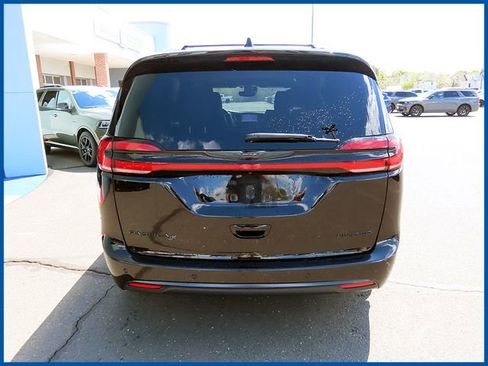 Certified 2025 Chrysler Pacifica Limited FWD image 6