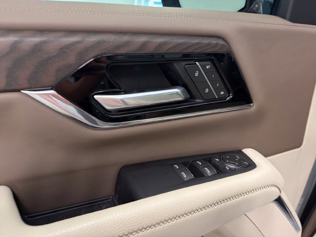 Used 2025 GMC Yukon Denali w/ Sun & Power Step Package RWD image 18