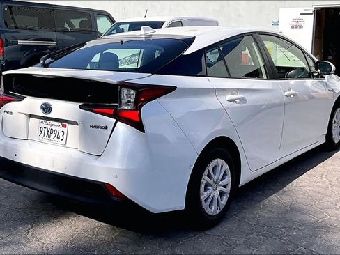 Used 2020 Toyota Prius LE FWD image 4