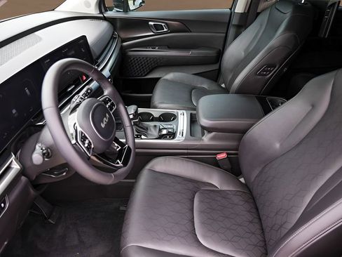 Used 2025 Kia Carnival SX FWD image 9