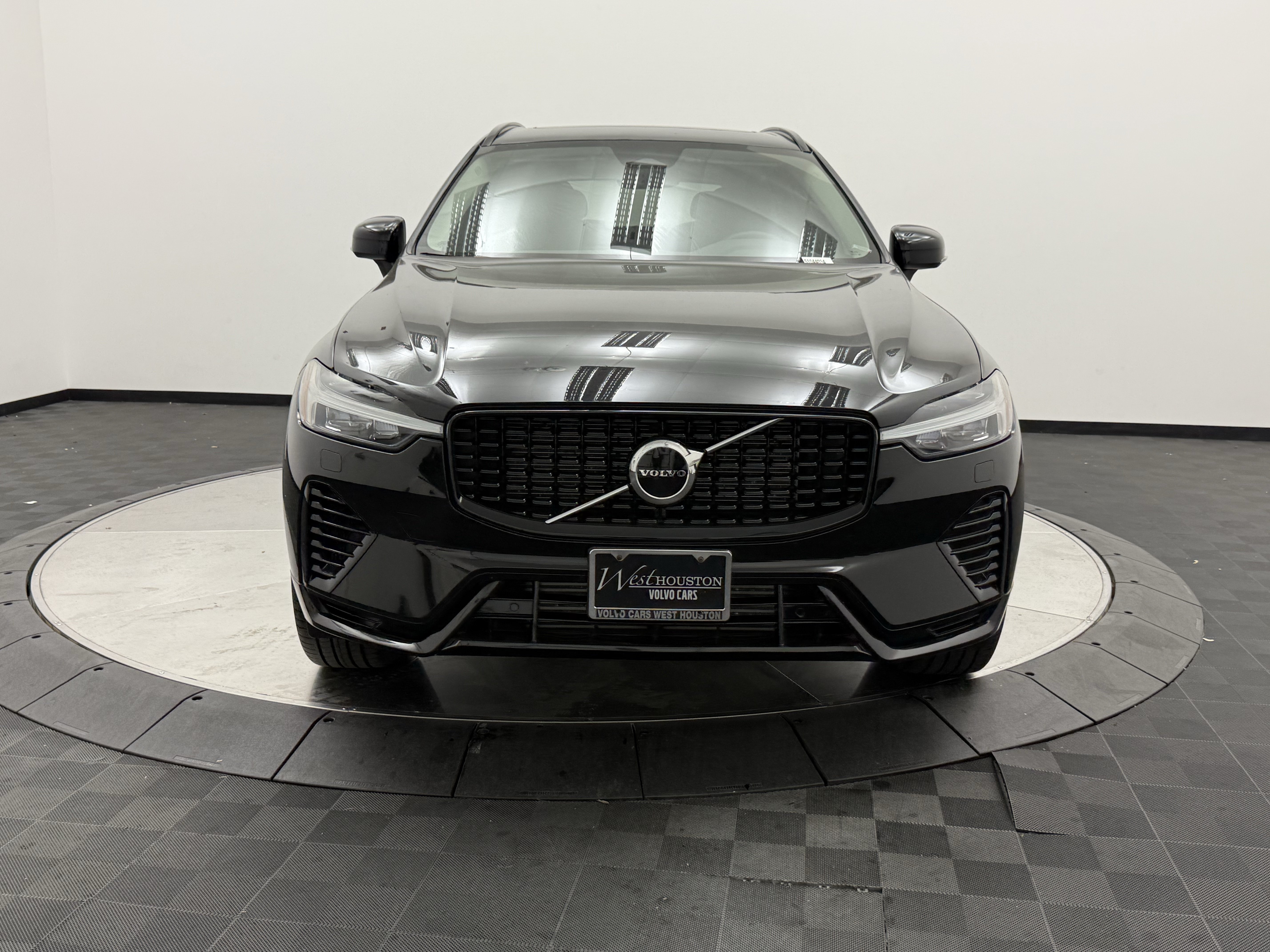 Certified 2025 Volvo XC60 T8 Core w/ Protection Package Premier AWD/4WD image 2
