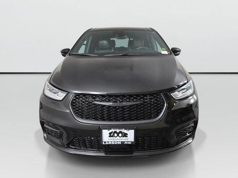 Used 2023 Chrysler Pacifica Limited w/ Uconnect Theater Family Group FWD image 10