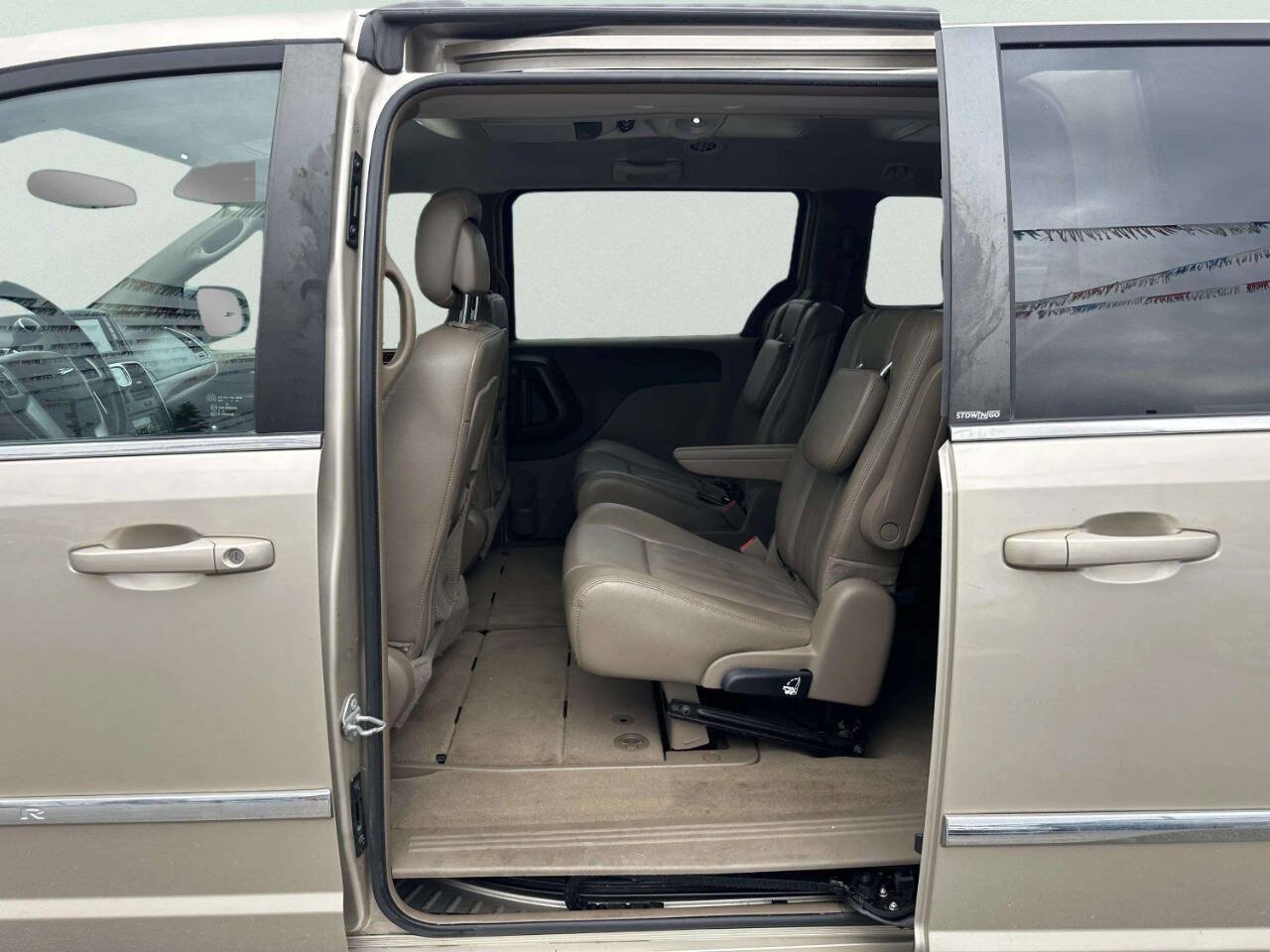 Used 2014 Chrysler Town & Country Touring FWD image 14