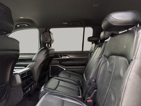 Used 2024 Jeep Wagoneer Series II w/ Flexible Seating Group RWD image 16