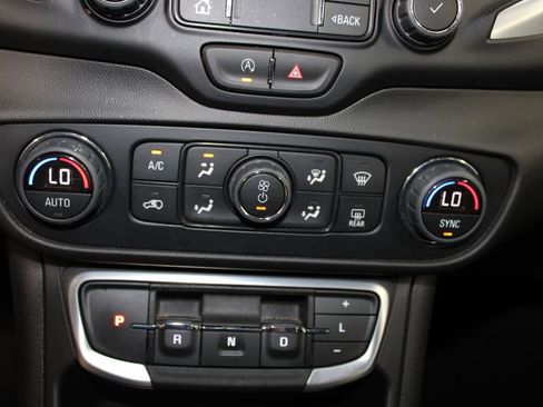 Used 2024 GMC Terrain SLT image 47