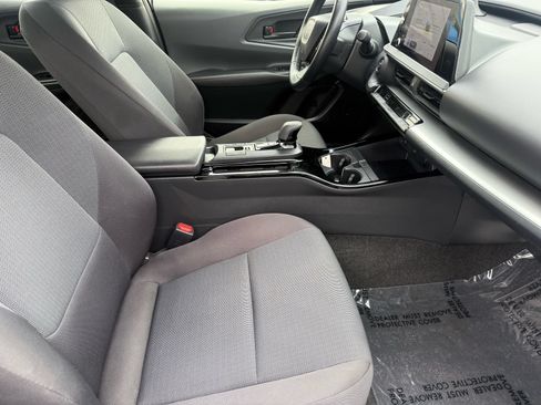 Used 2025 Toyota Prius LE FWD image 31