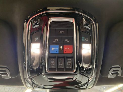 Used 2023 Jeep Grand Wagoneer Series III image 34