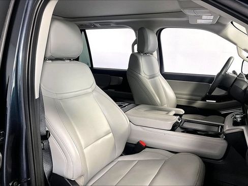 Used 2025 Ford Expedition Active AWD/4WD image 7