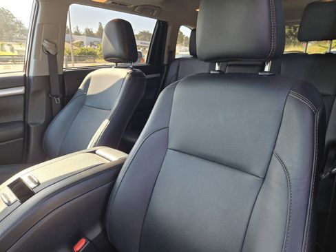 Used 2018 Toyota Highlander XLE image 16