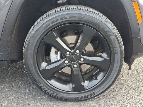 Used 2023 Jeep Grand Cherokee Altitude image 9