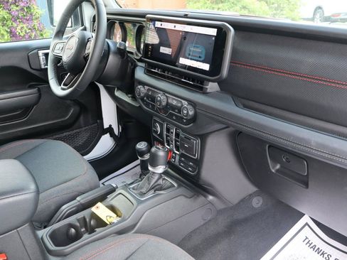 Used 2026 Jeep Wrangler Unlimited Rubicon AWD/4WD image 24