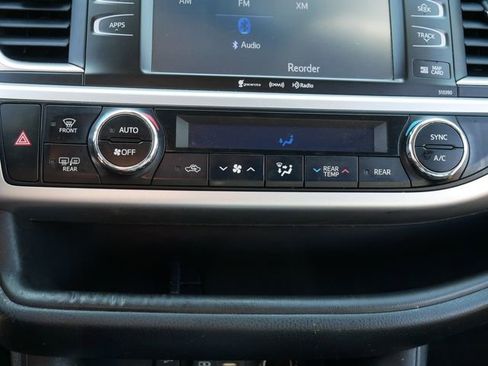 Used 2019 Toyota Highlander SE image 29
