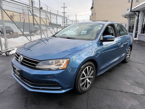 Used 2017 Volkswagen Jetta SE image 2