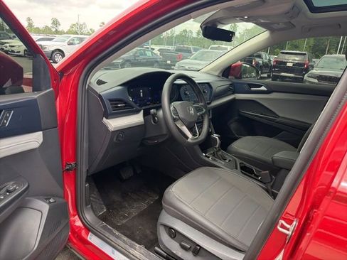 Used 2024 Volkswagen Taos SE w/ Panoramic Sunroof Package FWD image 18