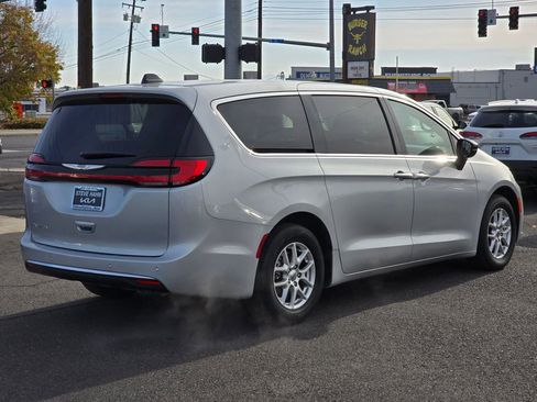 Used 2024 Chrysler Pacifica Touring-L image 5