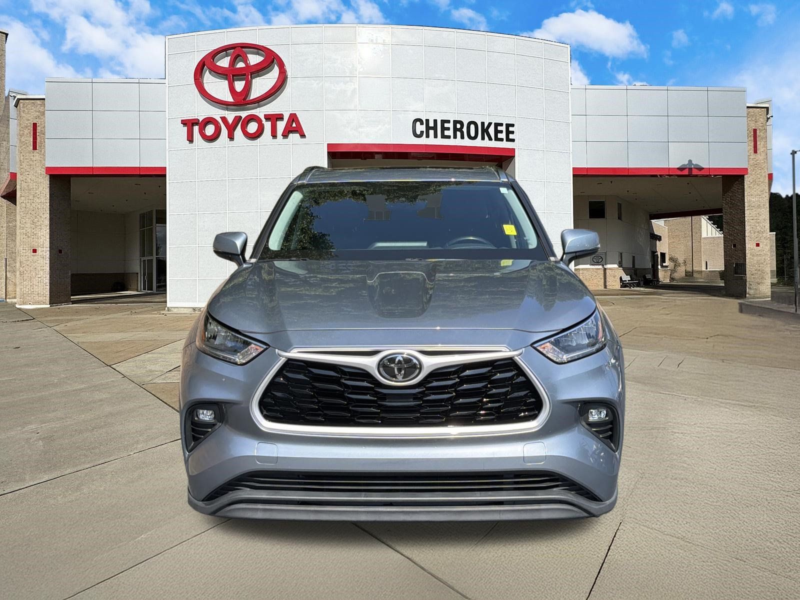 Used 2020 Toyota Highlander XLE FWD image 2