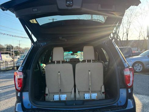 Used 2017 Ford Explorer XLT w/ Equipment Group 202A image 5
