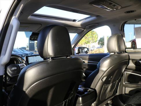 Used 2021 Kia Telluride SX w/ SX Prestige Package image 11