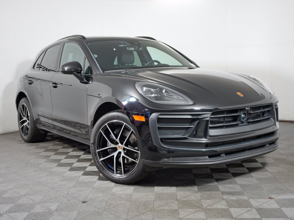 Certified 2025 Porsche Macan w/ Premium Package Plus AWD/4WD image 9