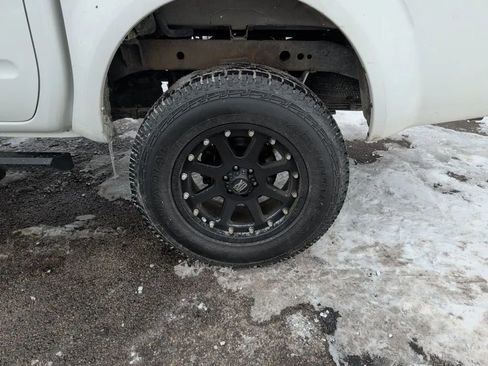 Used 2018 Nissan Frontier SV image 11