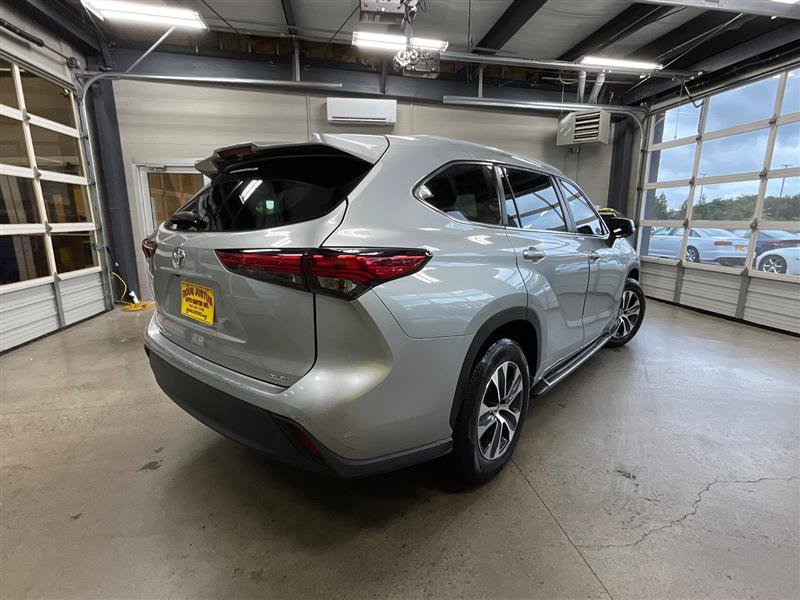 Used 2023 Toyota Highlander XLE FWD image 5