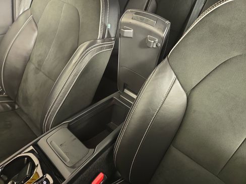 Used 2022 Volvo XC40 T5 R-Design w/ Advanced Package image 27