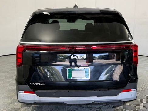 Used 2025 Kia Carnival image 7