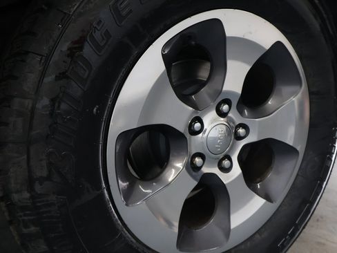 Used 2018 Jeep Wrangler Unlimited Sahara w/ Connectivity Group image 26