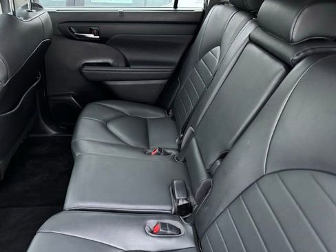 Certified 2020 Toyota Highlander XLE image 8