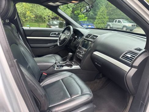 Used 2017 Ford Explorer XLT w/ Equipment Group 202A AWD/4WD image 31