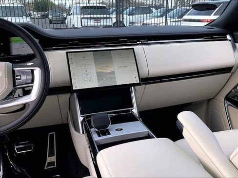 New 2026 Land Rover Range Rover SE image 9