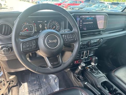 Used 2025 Jeep Gladiator Rubicon w/ Convenience Group AWD/4WD image 15