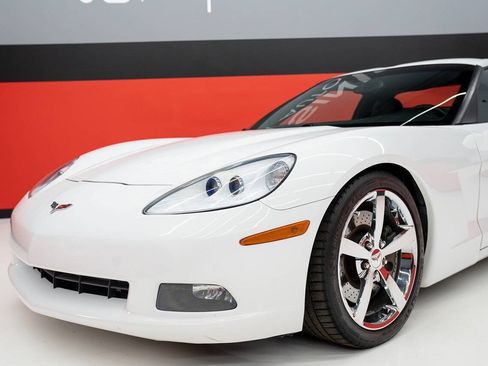 Used 2009 Chevrolet Corvette Coupe w/ Z51 Performance Package RWD image 10